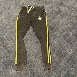 Munster Kids jogger.  Size 8